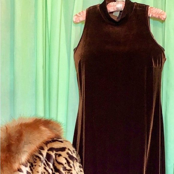 Sleeveless, long, stretch-velvet dress. - Picture 3 of 3